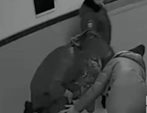 Двухлетний малыш подавился леденцом в полиции и чуть не погиб