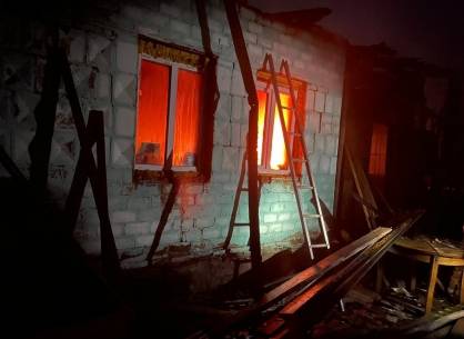 Дом в посёлке Москаленки, где произошёл пожар. Обложка © СУ СКР по Омской области