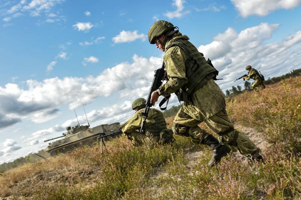 Раскрыто число принятых в армию с начала года контрактников и добровольцев