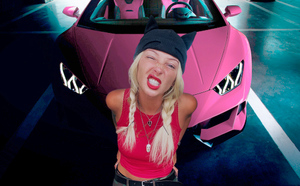 Розовый Lamborghini и подруга-крестьянка: Почему налоговики заинтересовались миллионершей Настей Ивлеевой