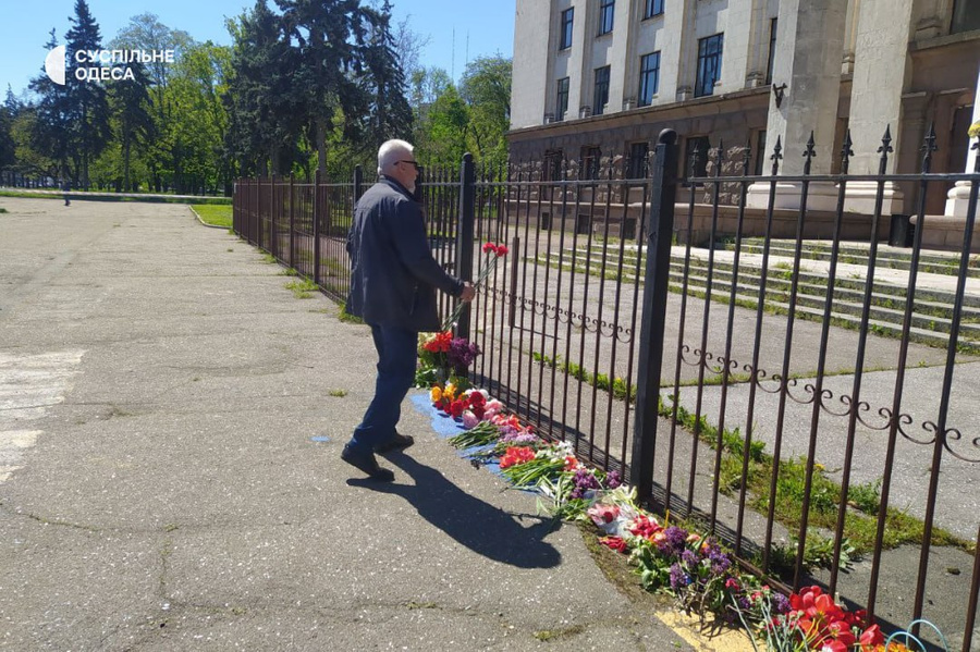 В Одессе люди несут цветы к месту трагедии 2 мая 2014 года. Фото © Telegram / "Суспільне Одеса"