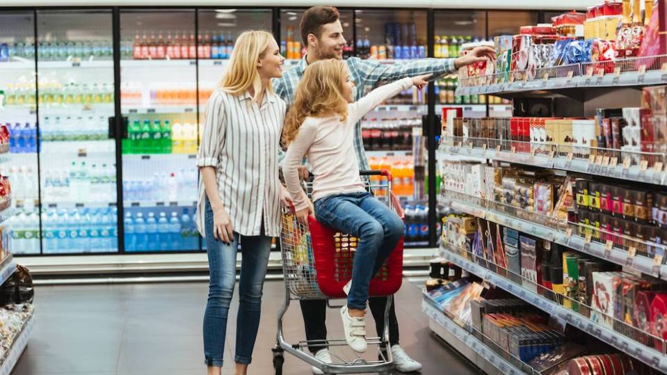 В Госдуме потребовали сделать срок годности на продуктах заметнее