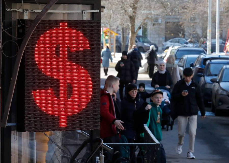Курс доллара может снизиться после майских праздников © ТАСС / EPA / ANATOLY MALTSEV