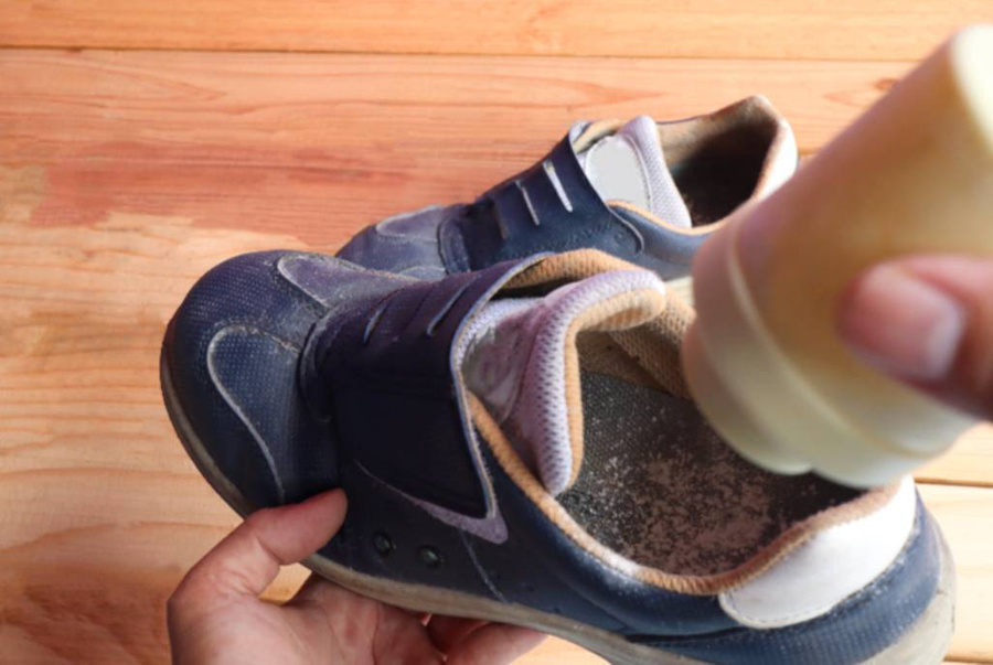 Избавиться от неприятного запаха в обуви поможет пищевая сода — она имеет абсорбирующий эффект. Фото © Shutterstock