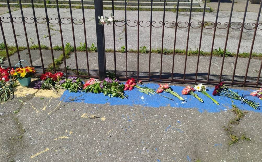 В Одессе люди несут цветы к месту трагедии 2 мая 2014 года. Фото © Telegram / "Суспільне Одеса"