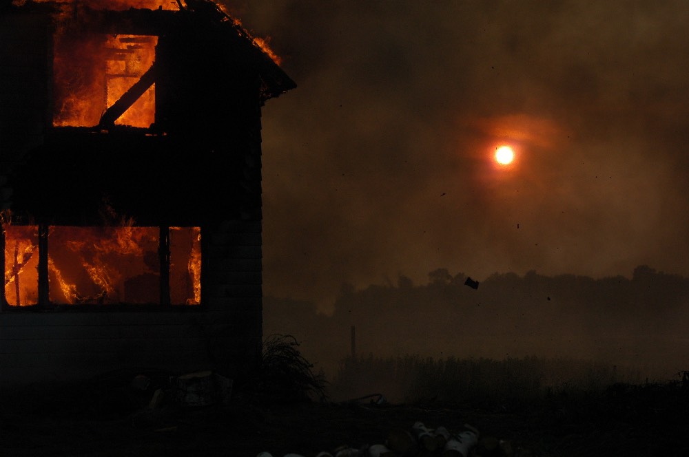 После обстрела ВСУ брянского села Курковичи в одном из домов произошёл пожар