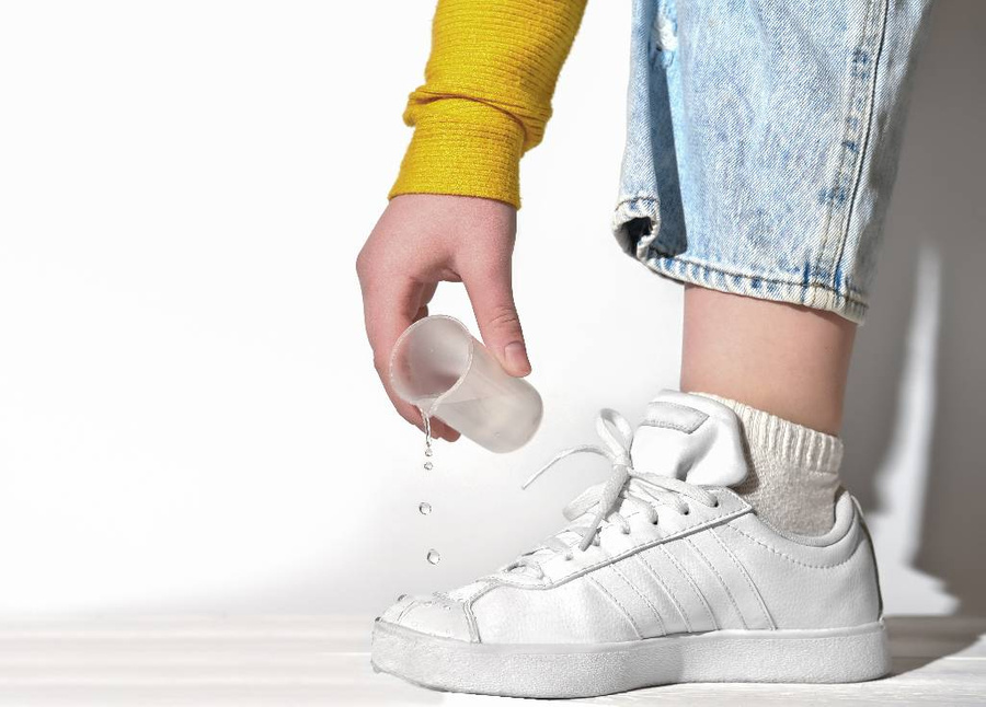 Как избавиться от вони из ботинок? Перекись водорода уничтожает бактерии неприятного запаха в обуви. Фото © Shutterstock