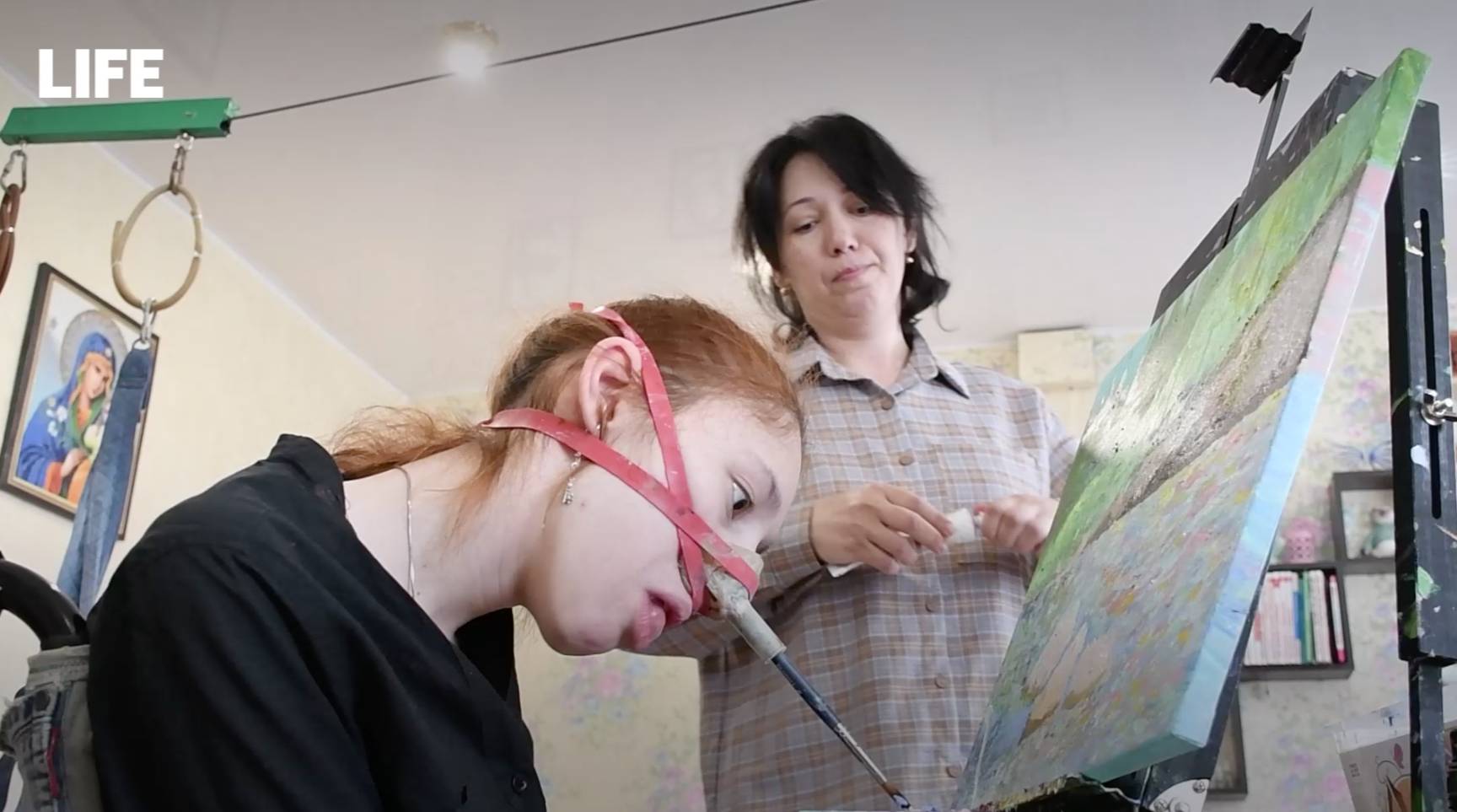 Сибирячка с ДЦП научилась писать картины кончиком носа