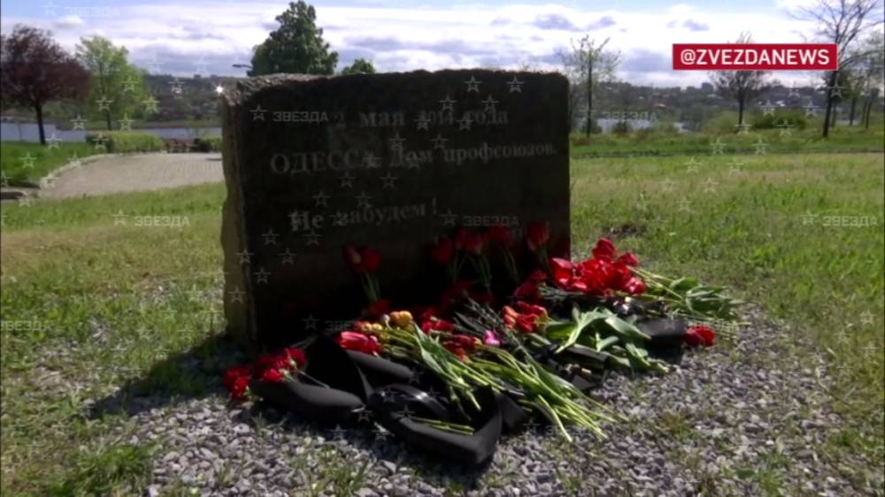 В Донецке несут цветы к месту памяти жертв трагедии в одесском Доме профсоюзов