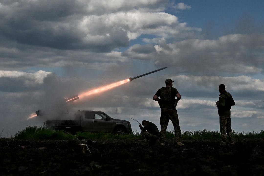 Украинские военные снова обстреляли Мариуполь дальнобойными ракетами