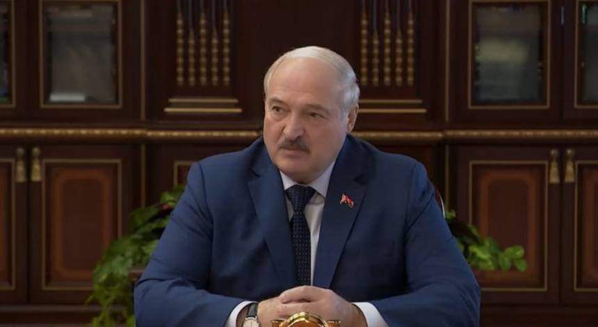 Стал улыбаться: Опубликовано новое видео с Лукашенко, и, похоже, он выздоравливает