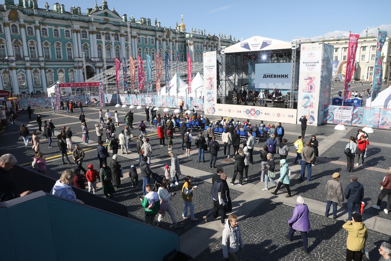 Почти 200 тысяч человек посетили Книжный салон в Петербурге за два дня