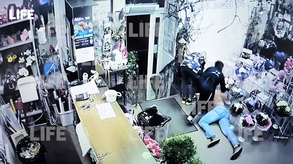 В стельку пьяный петербуржец устроил погром в цветочном магазине