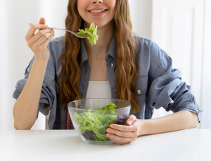 Москвичка случайно заправила салат жидкостью для розжига и едва не погибла