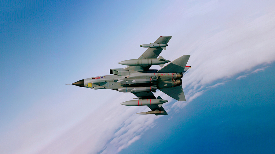 Tornado GR4 RAF несёт под фюзеляжем две ракеты Storm Shadow. Обложка © Wikipedia / Geoff Lee 