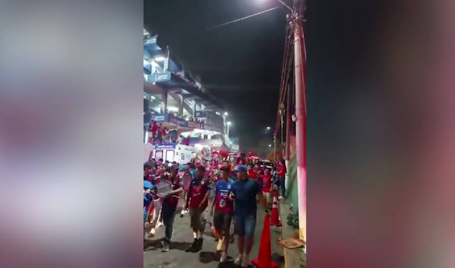 Последствия давки в Сальвадоре на футбольном стадионе "Кускатлан". Обложка © Twitter / Breaking_4_News