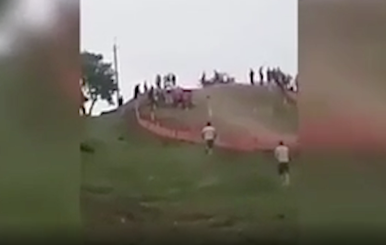 Бабуля-болельщица сломала ногу и покалечила 11-летнего гонщика на мотокроссе на Кубани