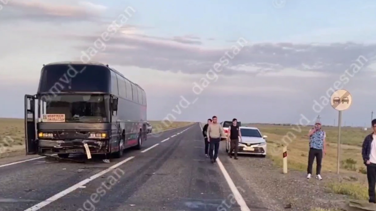Водитель легковушки погиб, столкнувшись с пассажирским автобусом в Дагестане