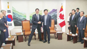 "Раздвинул ноги": Премьера Канады назвали клоуном за странное поведение в Сеуле