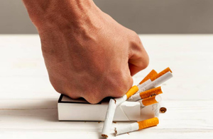 Врач объяснил, почему бросать курить при помощи электронных сигарет — плохая идея