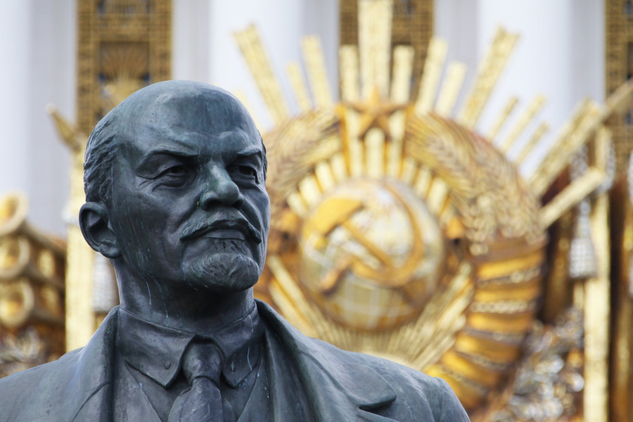 <p>Почему нейросеть считает СССР лучшей страной, которая была. Обложка © Shutterstock / Памятник В.И. Ленину в Москве</p>