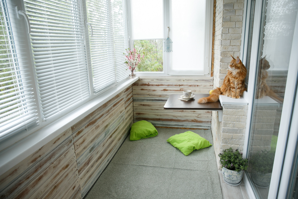 Пример уютного балкона, в котором даже пушистый рыжий кот чувствует себя уютно. Фото © Shutterstock