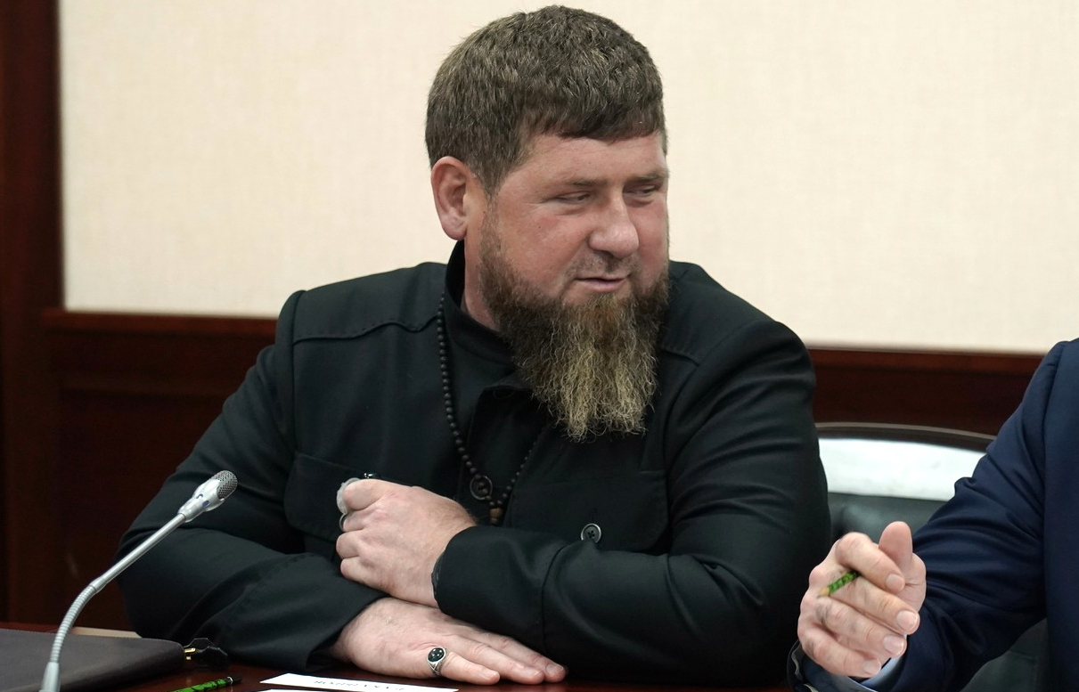 Кадыров заявил Путину, что отпустил бороду на время 