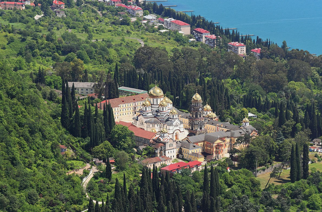 Новоафонский Симоно-Кананитский монастырь расположен у подножия Афонской горы в Абхазии. Фото © Hons084 / Wikimedia Commons 