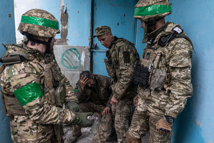 <p>Раненые украинские солдаты ждут перевода в больницу. Обложка © Getty Images / Diego Herrera Carcedo / Anadolu Agency</p>