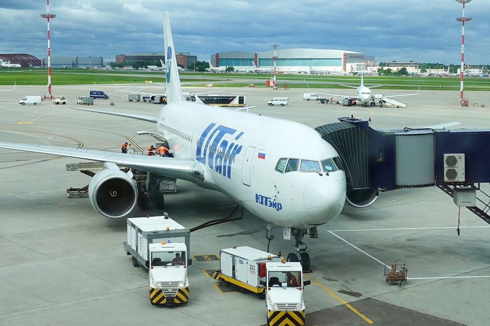 Самолёт "ЮТэйра" аварийно сел в Перми из-за ухудшения здоровья пассажира