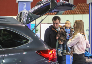 В России предложили выдавать 1 млн рублей молодым семьям на новую машину