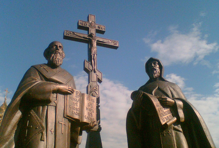 <p>Памятник братьям Кириллу и Мефодию, чей день отмечается 23 мая (Ханты-Мансийск). Фото © Милютин Станислав Викторович </p>