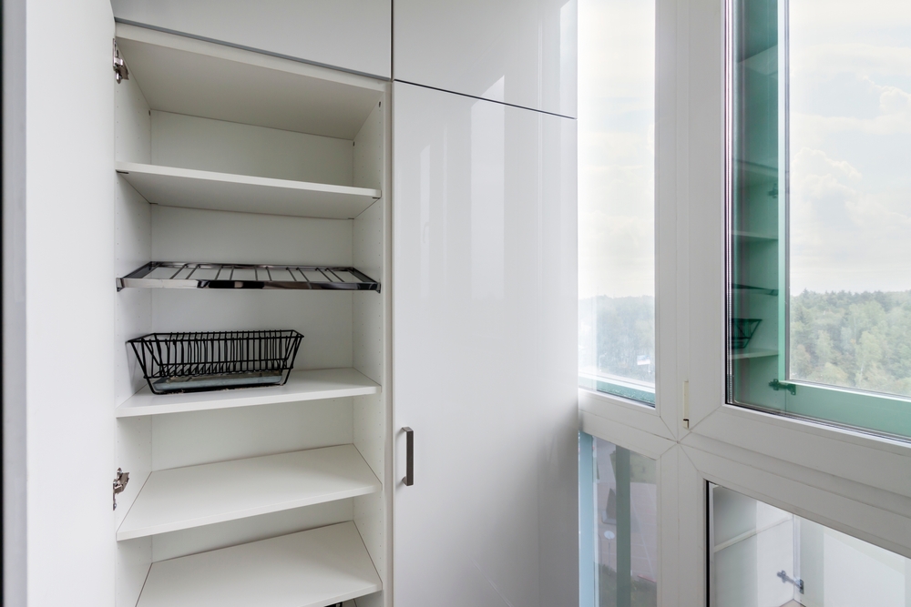 Пример шкафа, который можно поставить на балконе, чтобы грамотно организовать пространство. Фото © Shutterstock