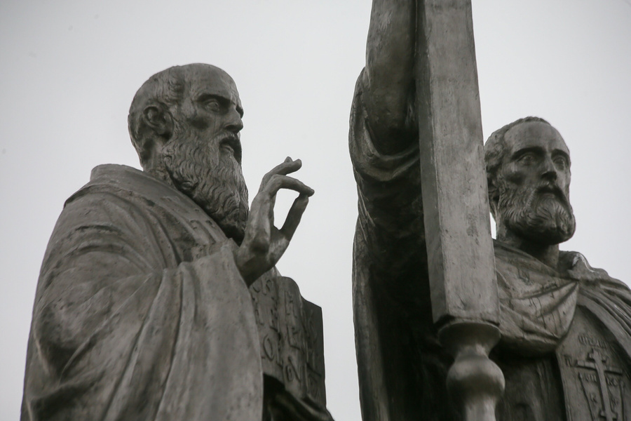 Памятник братьям Кириллу и Мефодию, чей день отмечается 23 мая. Фото © Агентство "Москва" / Сергей Ведяшкин 