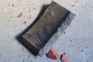 Неопознанный металлический объект рухнул на дом в Польше и пробил крышу