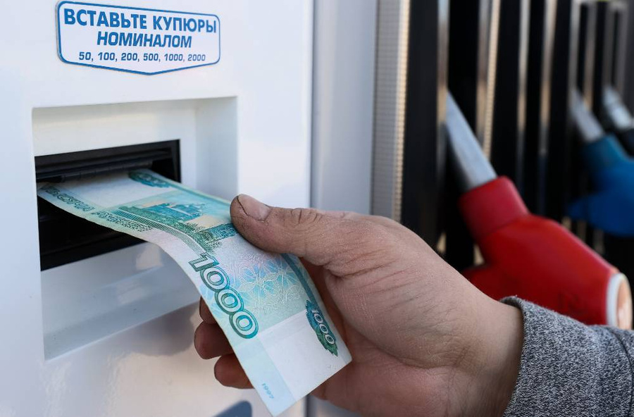 Бензин может подорожать на два рубля за литр © ТАСС / Сергей Мальгавко
