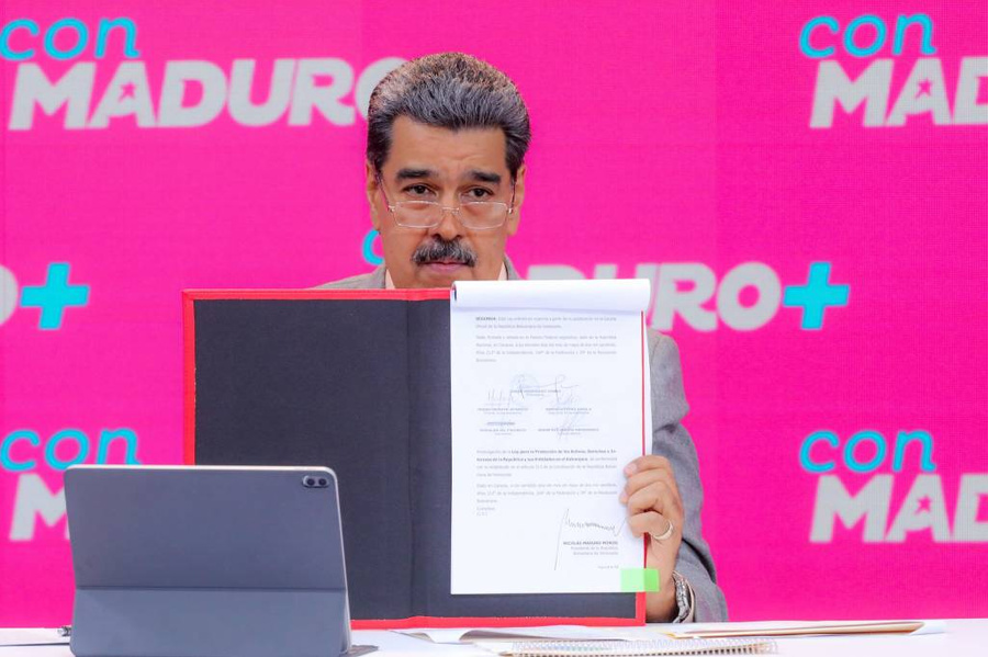 <p>Николас Мадуро с подписанным законом. Обложка © Twitter / <a href="https://twitter.com/NicolasMaduro/status/1660826805010399233/photo/1" target="_blank" rel="noopener noreferrer">Nicolás Maduro</a></p>