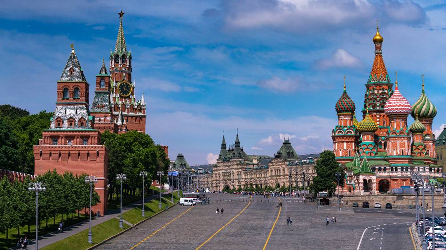 Москва. Вид на Спасскую башню Московского Кремля, ГУМ, храм Василия Блаженного и Васильевский Спуск. Обложка © ТАСС / Антон Овчаров