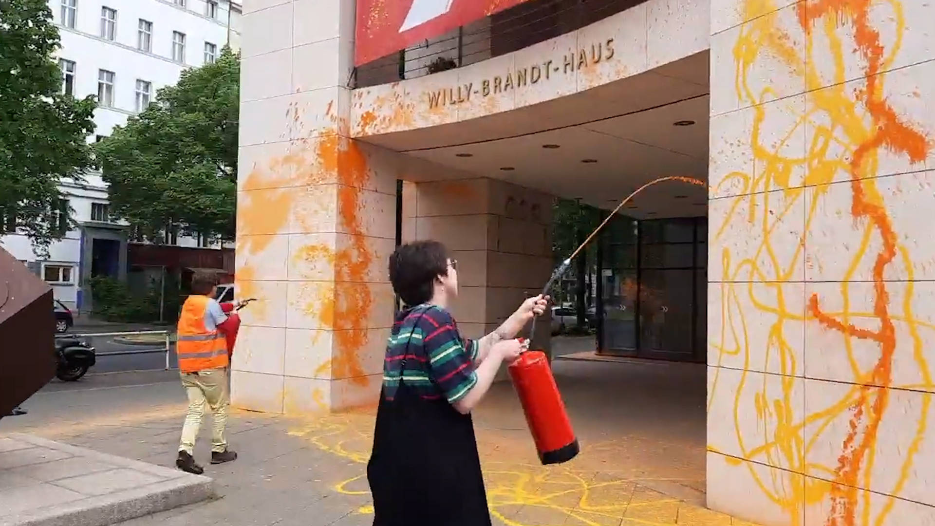Экоактивисты облили краской штаб-квартиру СДПГ после критики Шольца