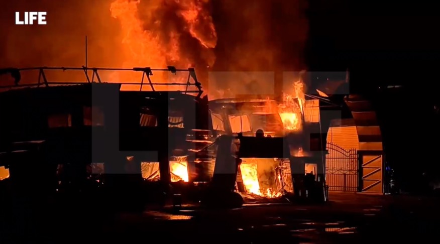Лайф публикует видео страшного пожара на строительном рынке 