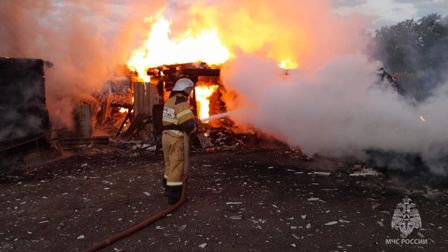 Пожарные тушат открытое горение в Башкирии. Обложка © Telegram / МЧС Башкортостан