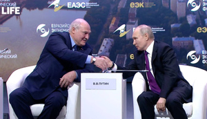Путин и Лукашенко красноречиво пожали руки после слов Токаева об их общем ядерном оружии