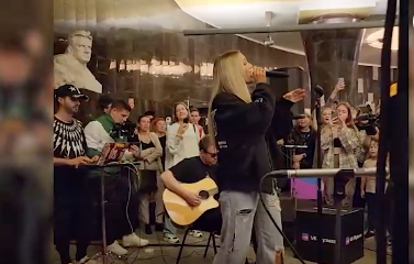 Певица Mary Gu выступила для пассажиров московского метро