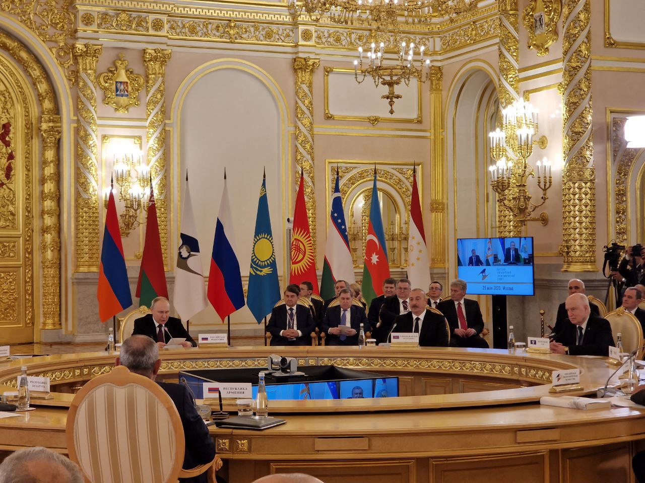 Пельмени с осетриной и мусс из груши: Лайф узнал, чем угощают лидеров стран ЕАЭС на обеде в Кремле