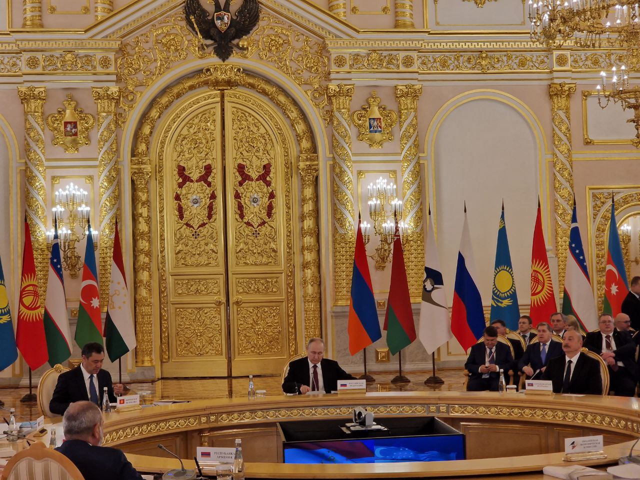 Пашинян и Алиев устроили перепалку на саммите в Москве