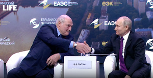 Лукашенко объяснил причину его "красноречивого рукопожатия" с Путиным