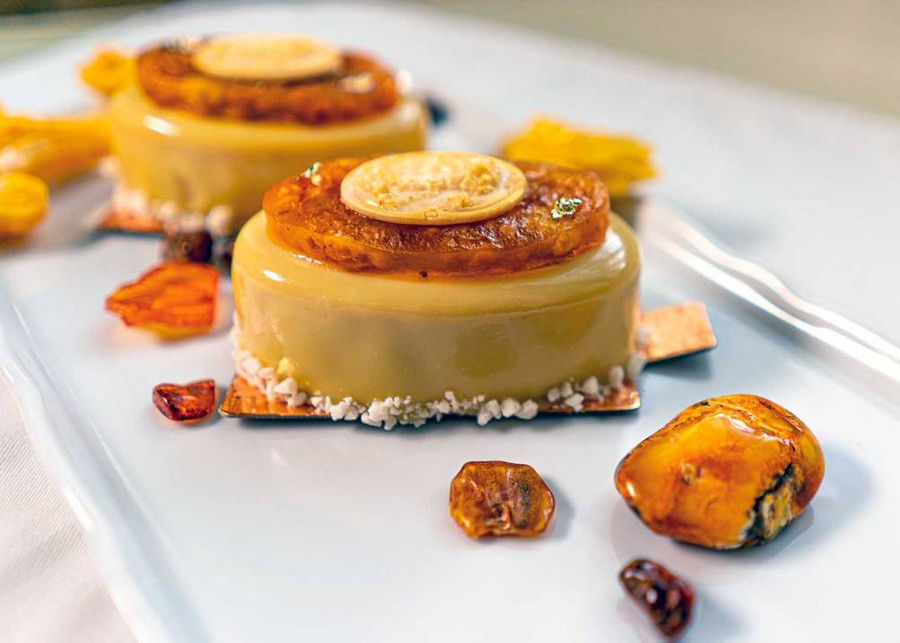 Пирожные к 20-летию восстановления Янтарной комнаты. Фото © ГМЗ "Царское Село"