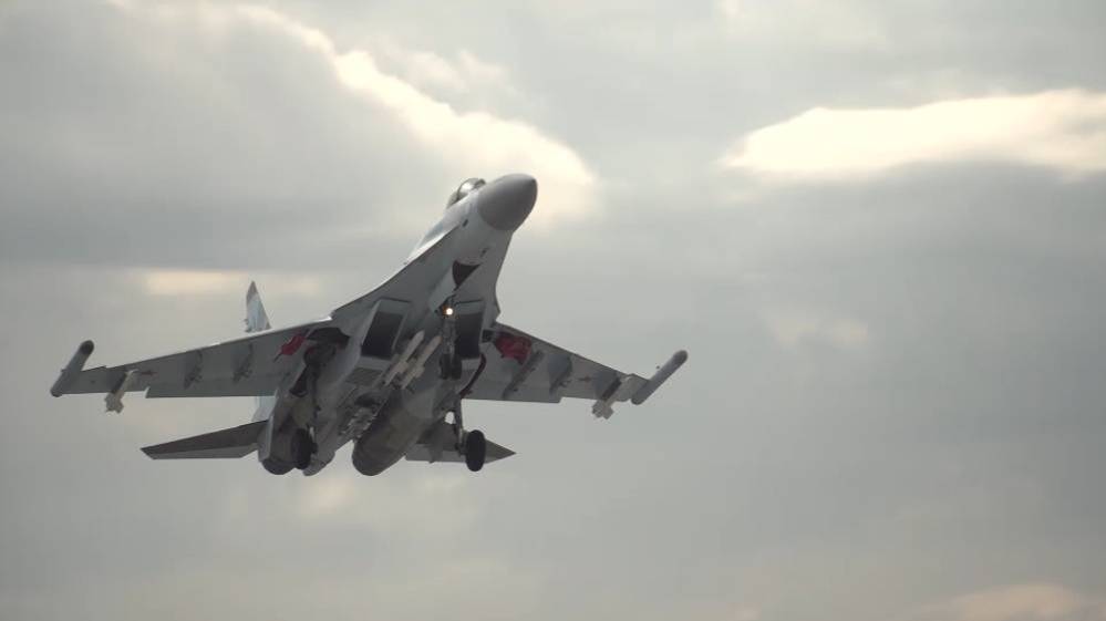 Су-35 и Су-27 были подняты в воздух из-за двух бомбардировщиков США у границы