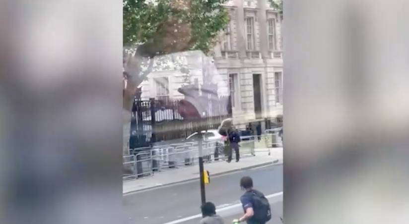 Автомобиль протаранил ворота резиденции премьера Британии в Лондоне