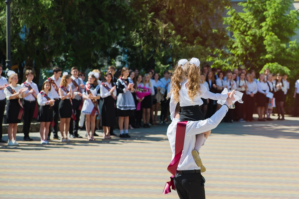 В Новосибирске выпускницу выгнали с последнего звонка из-за перенесённого ковида